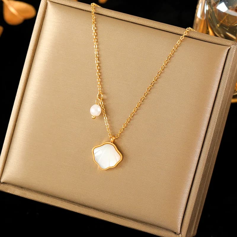Ketting met dubbele ketting, zeesterren- en schelpbedels, goud