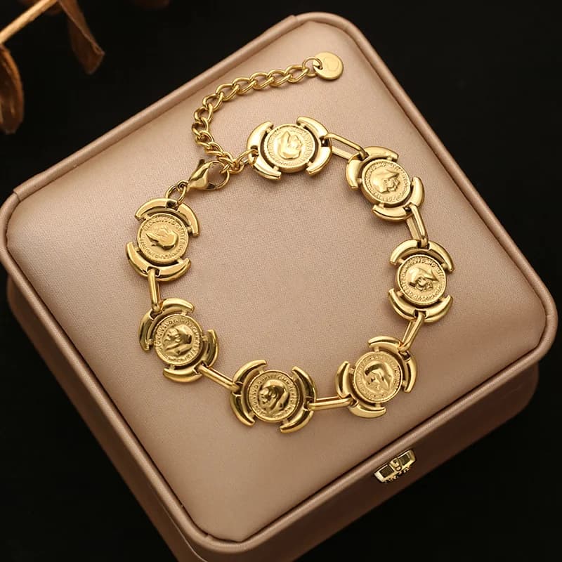 Goudkleurige Ronde Portret Armband