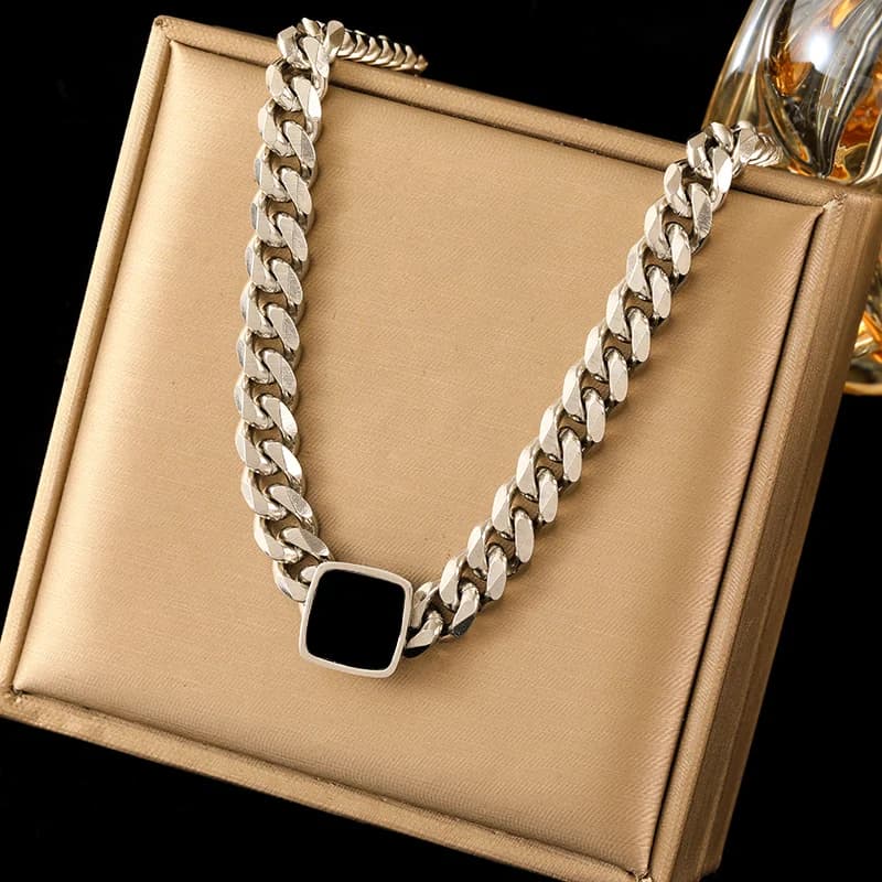 Ketting met geometrische stenen hanger en dikke schakelketting