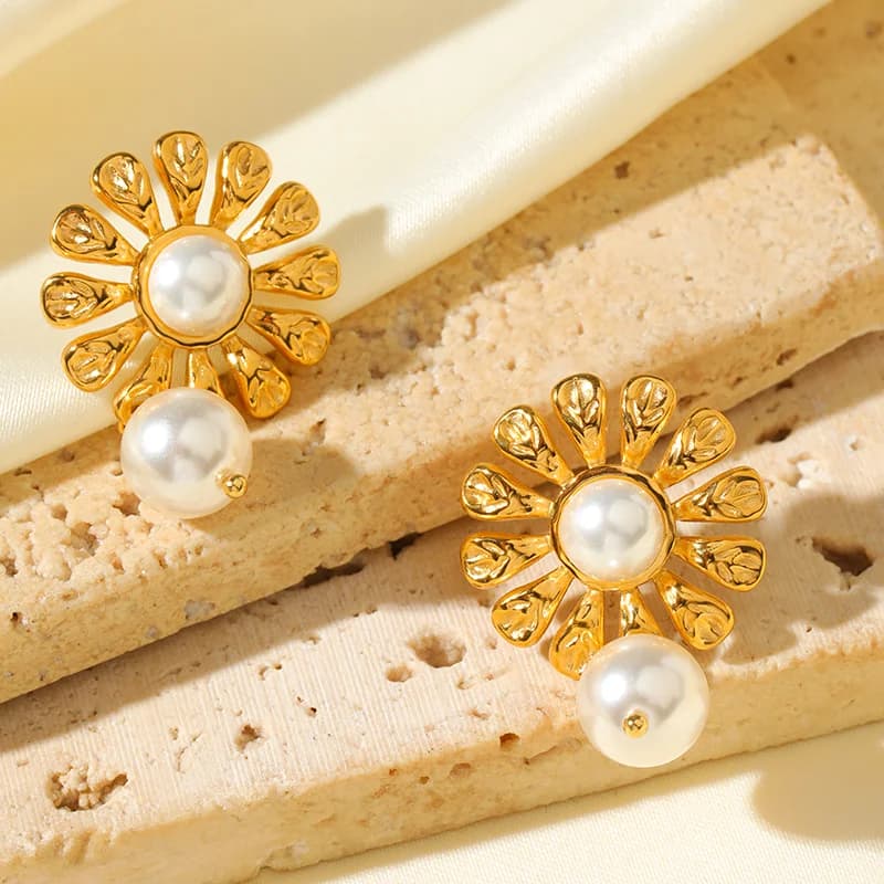 Oorbellen met hanger van natuursteen, vlinder en bloem, goudkleurig