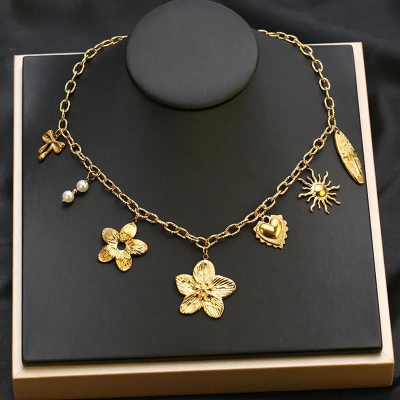 Goudkleurige bloem hanger ketting