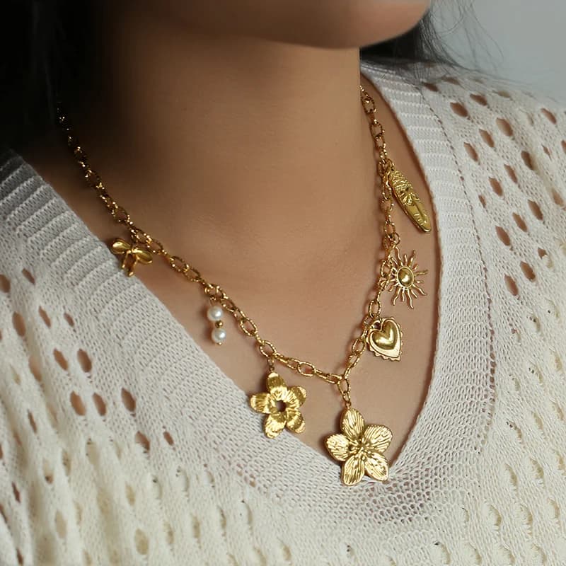 Goudkleurige bloem hanger ketting