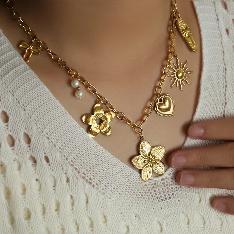 Goudkleurige bloem hanger ketting
