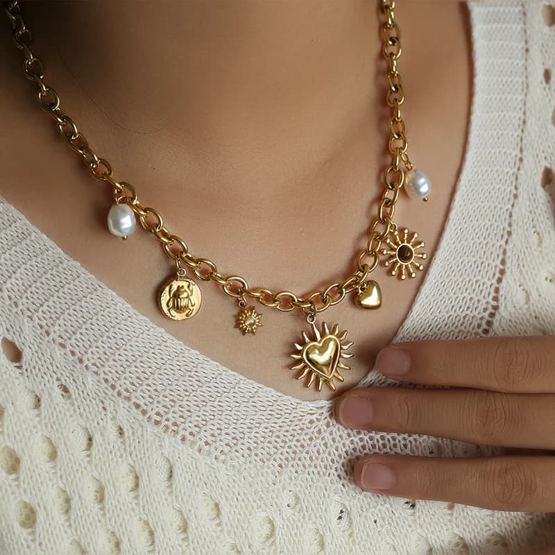 Gouden hangerketting met zeester, schelp en zon