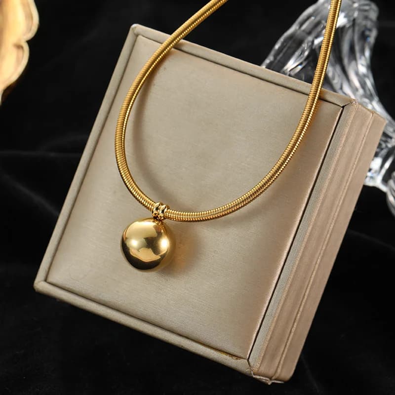 Goudkleurige halsketting met holle kralen choker