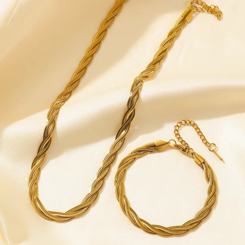 Set van ketting en armband met gevlochten kruis