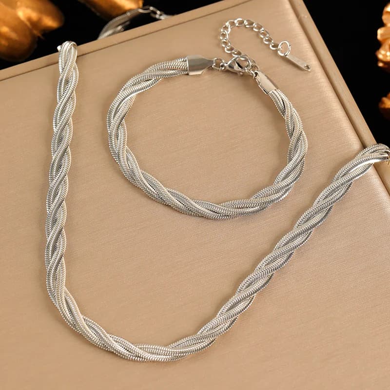 Set van ketting en armband met gevlochten kruis