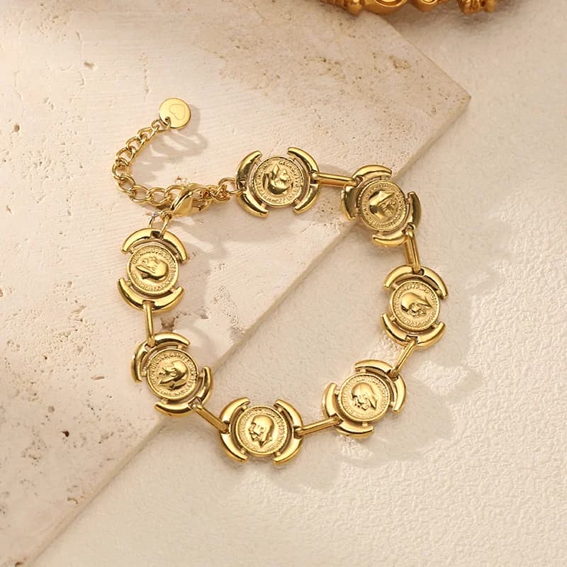 Goudkleurige Ronde Portret Armband
