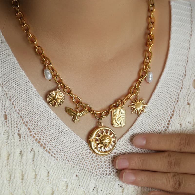 Gouden hangerketting met zeester, schelp en zon